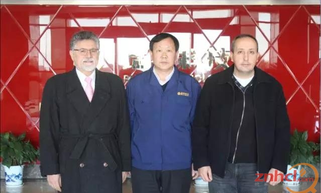 郑州瑞泰公司总经理李泉侑(中)与土耳其Altomak公司总经理Sinan先生(左一)合影